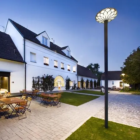 Yard Hotel Predboj